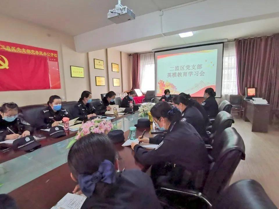 领导和我说话时，起初我一边听他说一边看电脑，后来当我抬起头看他的时候，他突然语无伦次了，是为啥？游戏画面